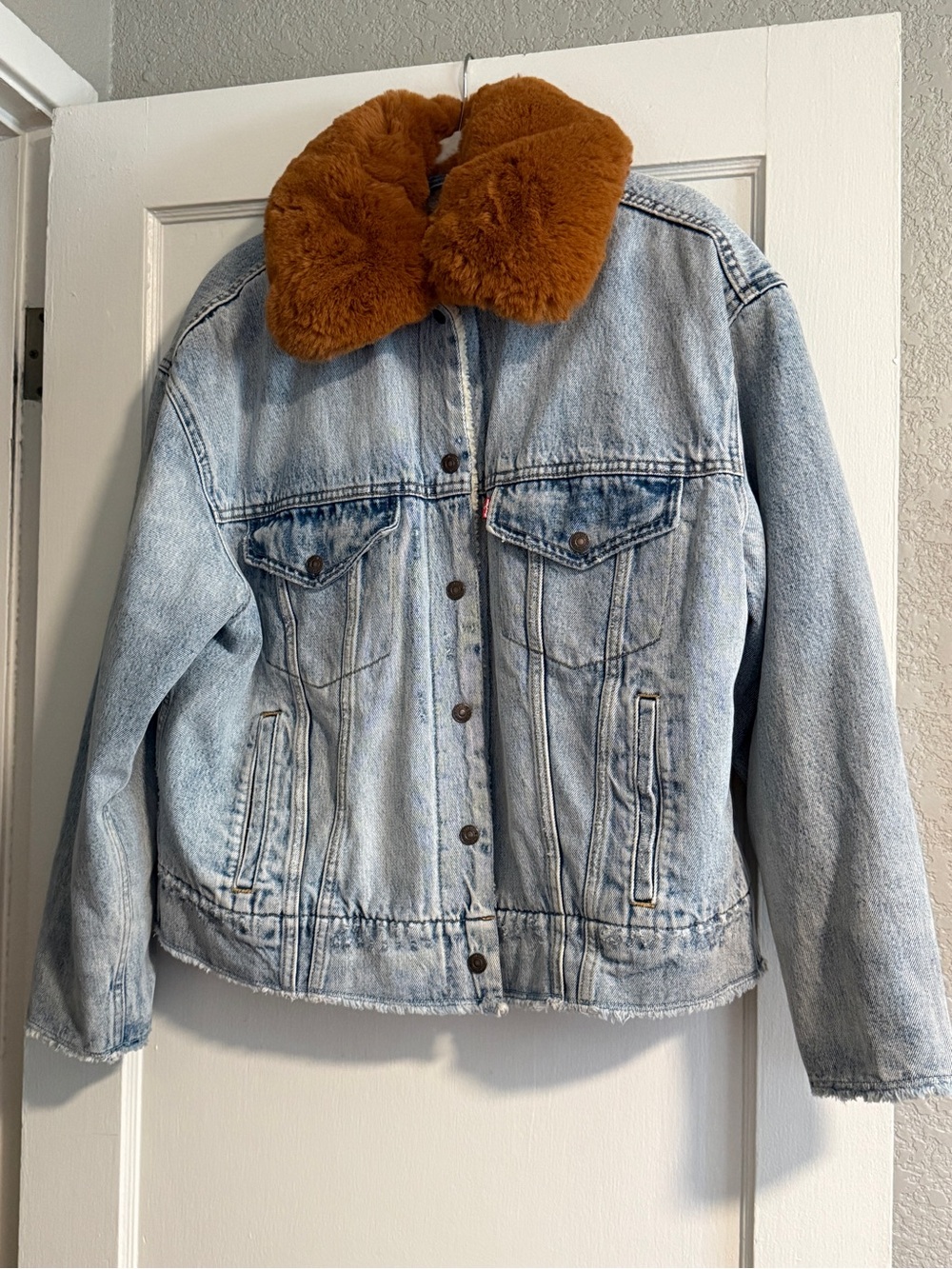 Levi's Light Blue Denim Oversized Trucker Jacket with Brown Faux Fur Collar sz M